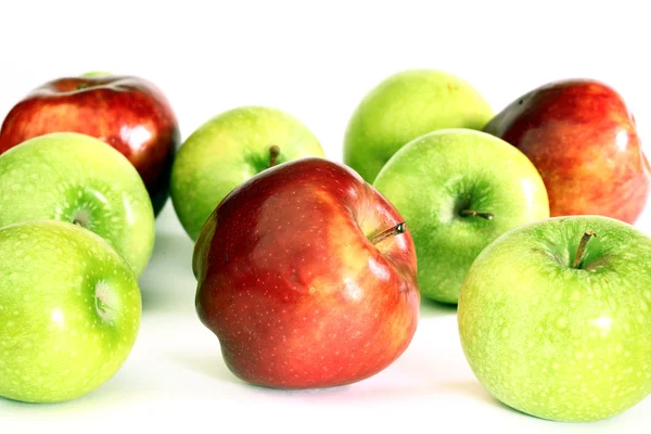 Червоне і зелене яблука — стокове фото