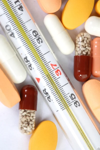 Hőmérő és gyógyszerek — Stock Fotó
