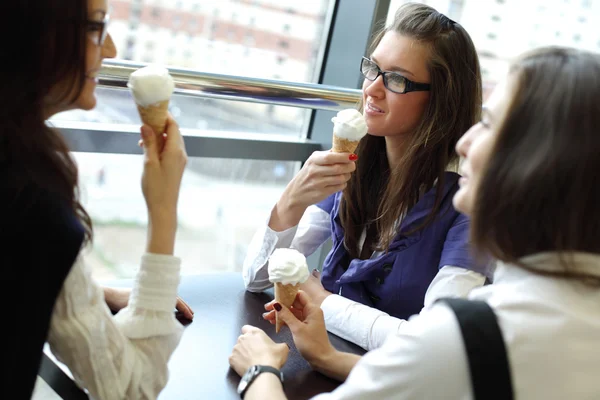 Mulheres felizes lambendo sorvete — Fotografia de Stock