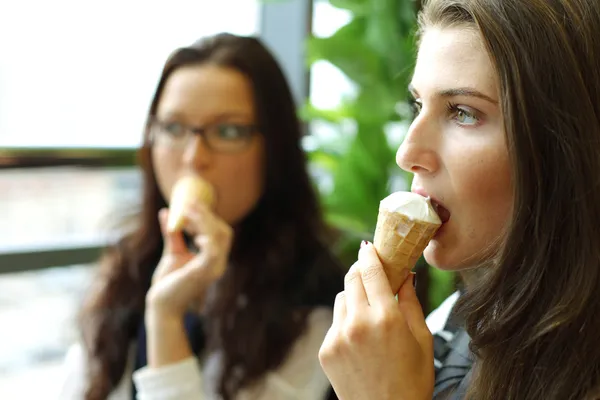 Mulheres felizes lambendo sorvete — Fotografia de Stock