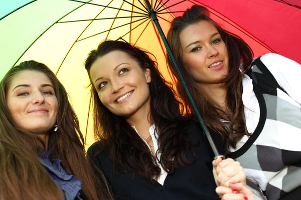Усміхнені подружки під парасолькою — стокове фото