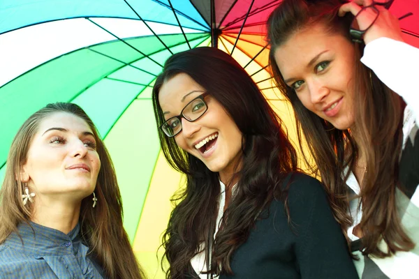 Sorrindo namoradas sob guarda-chuva — Fotografia de Stock