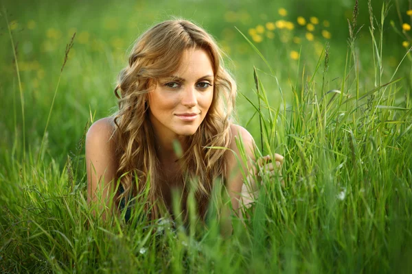 Blonde op het gras — Stockfoto
