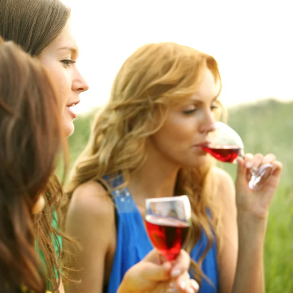 Dívka pít víno — Stock fotografie