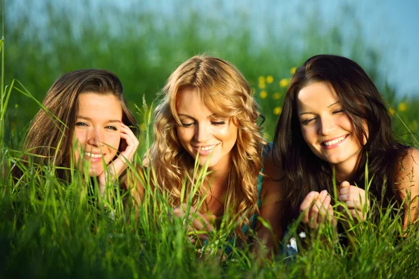 Dziewczyny na trawie — Zdjęcie stockowe
