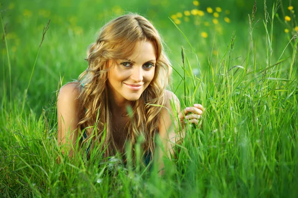 Donna sull'erba — Foto Stock