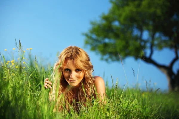 Женщина на траве — стоковое фото