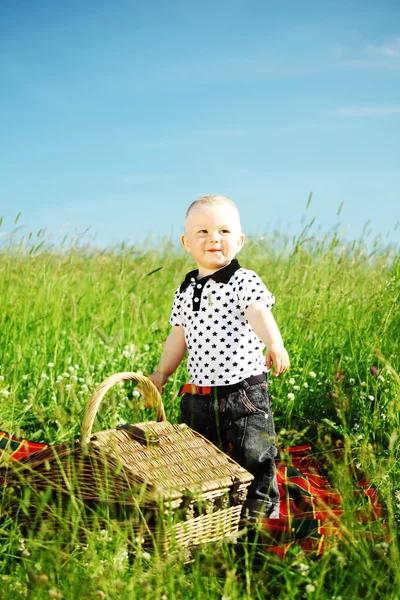 Jongen op picknick — Stockfoto