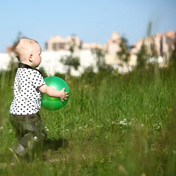 Jongen in gras — Stockfoto