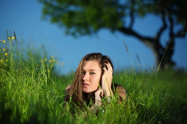 草の上でブルネット — ストック写真