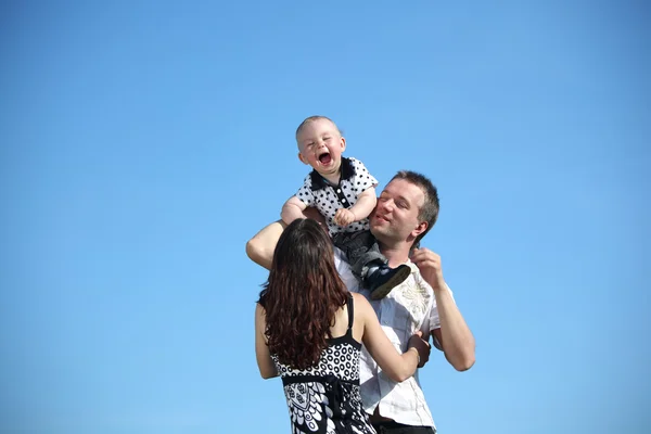 空に幸せな家族 — ストック写真