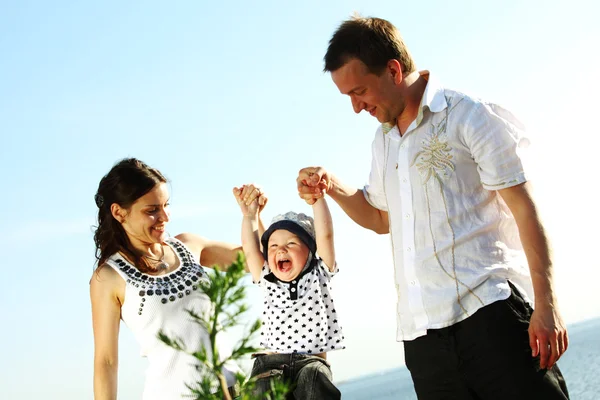 Szczęśliwą rodzinę w niebo — Zdjęcie stockowe