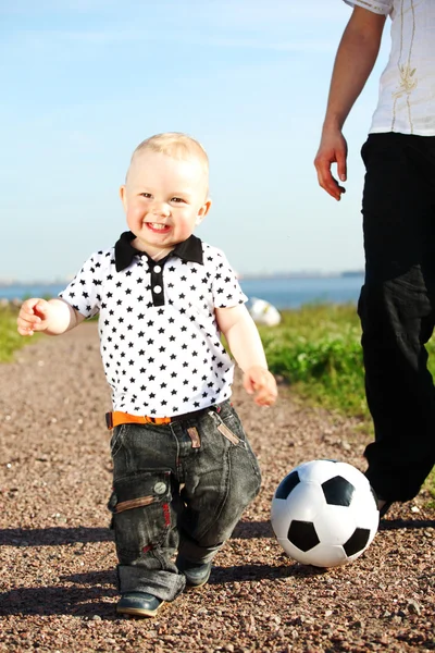 Chlapec hrát fotbal — Stock fotografie