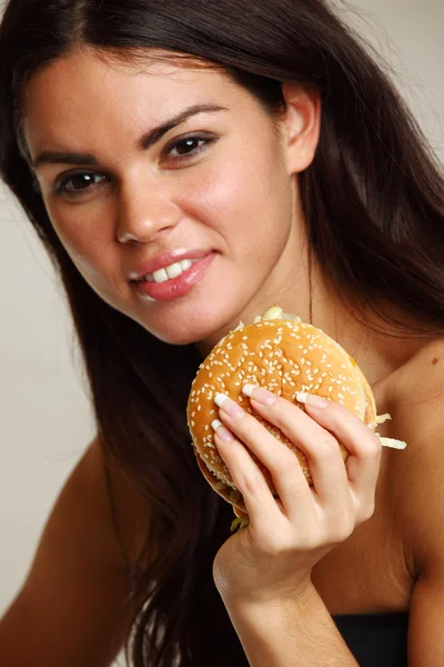 Женщина ест бургер — стоковое фото