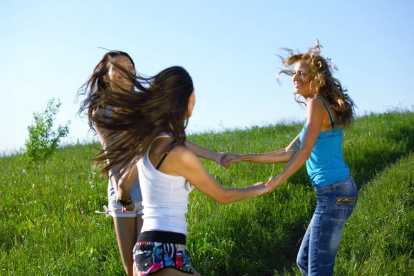 Kobiety trawa zabawa — Zdjęcie stockowe