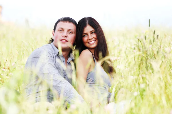 Gli amanti sul campo di erba — Foto Stock