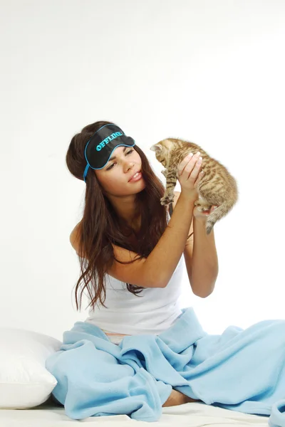 Uyanık kadın ve kedi — Stok fotoğraf