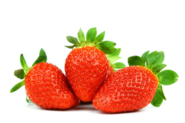 Erdbeerhaufen isoliert — Stockfoto