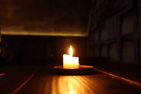 Темная свеча — стоковое фото