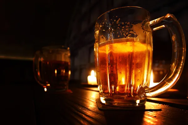 Пиво в темряві — стокове фото