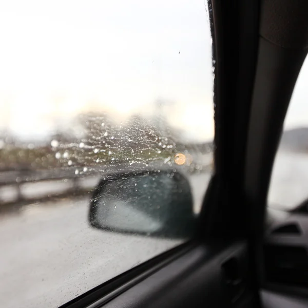 Поездка под дождем — стоковое фото