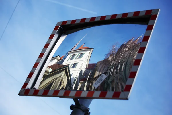 Дорожное зеркало — стоковое фото