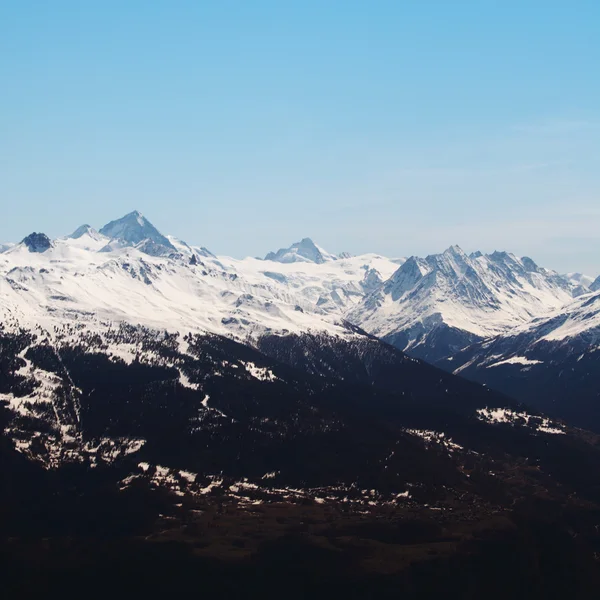 Vuorten huipulla — kuvapankkivalokuva