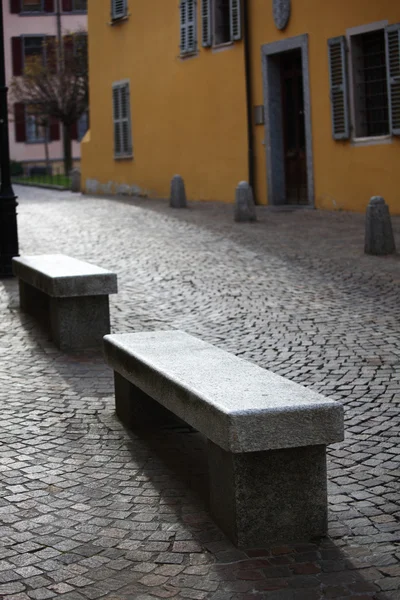 Каменные скамейки — стоковое фото