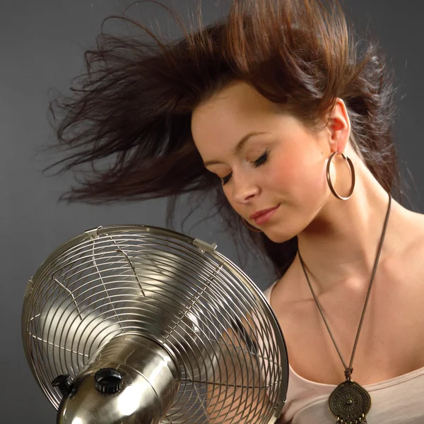 Дівчина з вентилятором — стокове фото