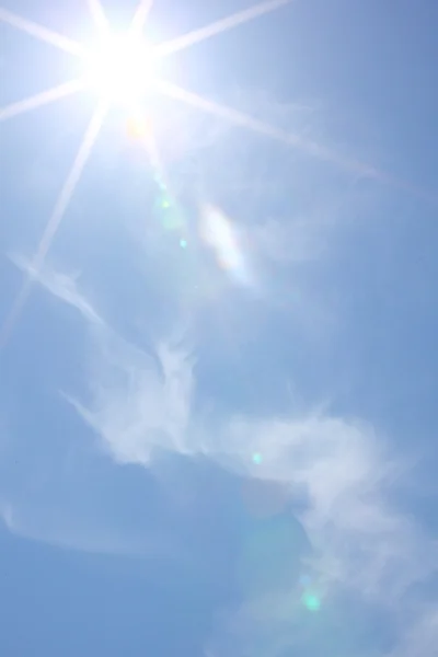 Mavi gökyüzünde güneş — Stok fotoğraf