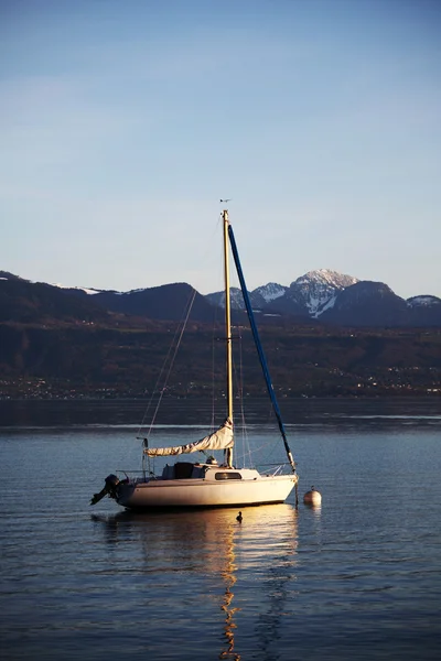 Yacht sur le lac geneva — Photo