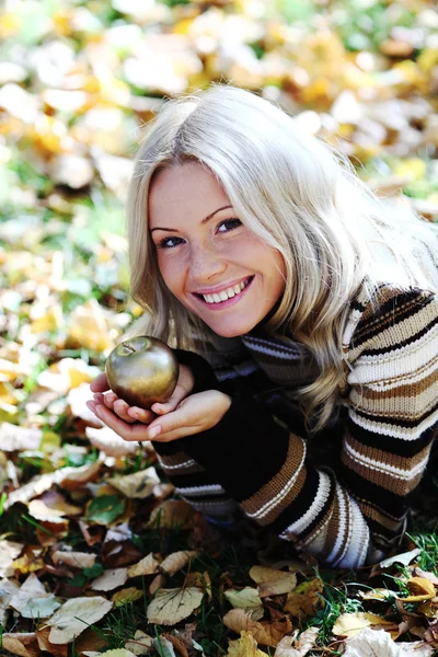 Kvinna med gyllene äpple — Stockfoto