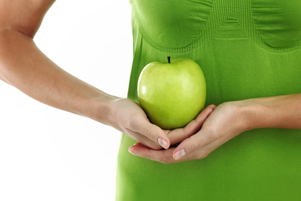 Яблоко в руках женщины — стоковое фото