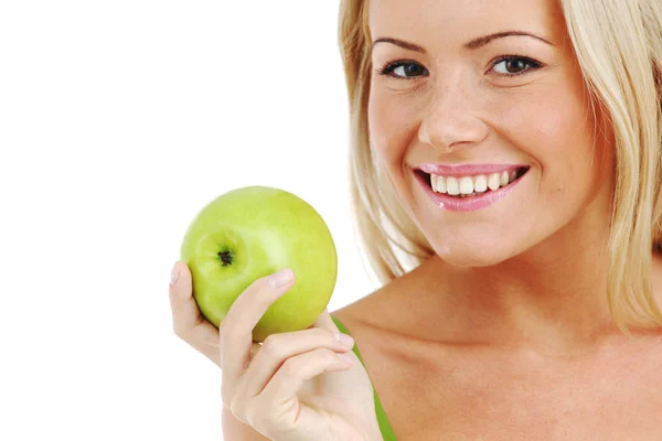 Frau isst grünen Apfel — Stockfoto