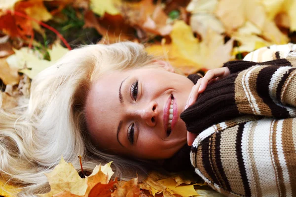 Vrouw portret in herfstblad — Stockfoto
