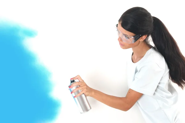 Kobieta maluje ścianę — Zdjęcie stockowe