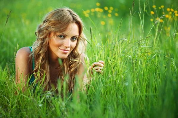 金发美女在草地上 — 图库照片