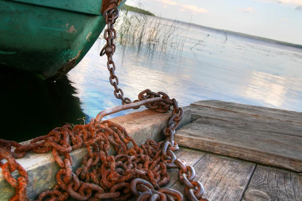 Boat on chain — Stock Photo, Image