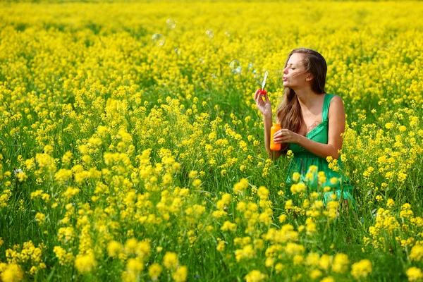 Vrouw start zeepbellen — Stockfoto