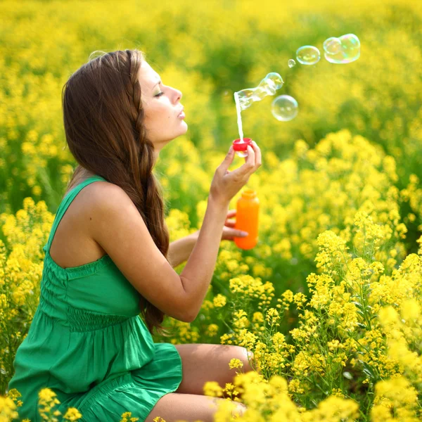 Mulher iniciar bolhas de sabão — Fotografia de Stock