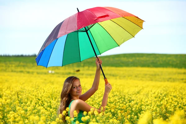 Kadın şemsiyesi altında — Stok fotoğraf