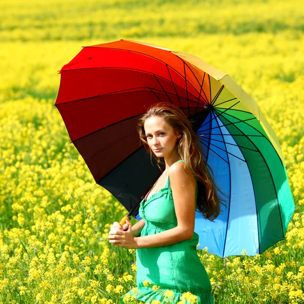 Mujer bajo paraguas — Foto de Stock