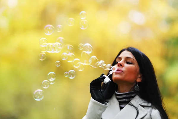 Mujer otoño soplar burbujas — Foto de Stock