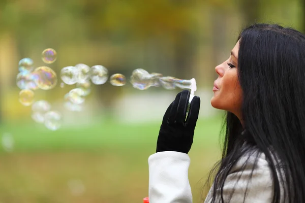 Ősz nő fúj buborékok — Stock Fotó