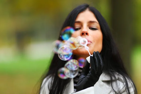 Mujer otoño soplar burbujas — Foto de Stock