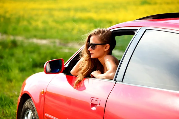 빨간 자동차에 여자 — 스톡 사진