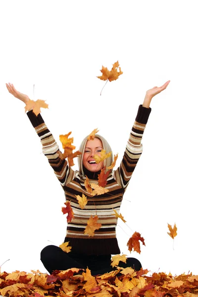 Donna goccia autunno foglie in studio — Foto Stock