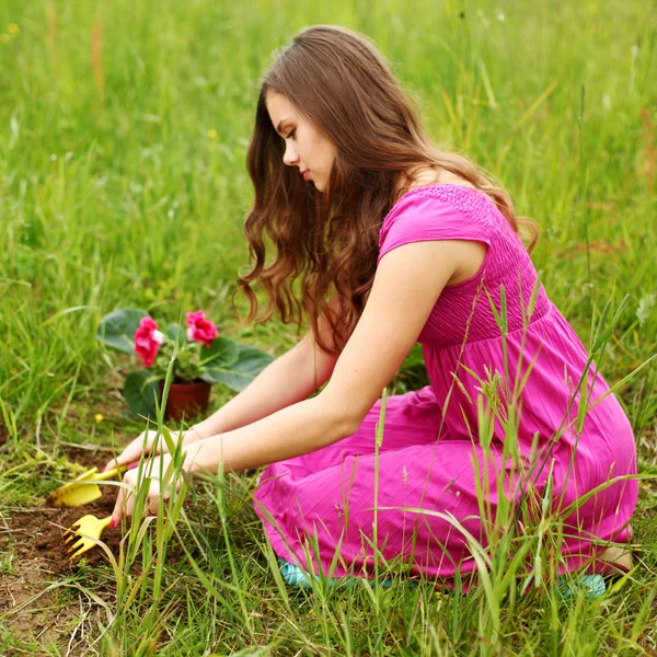 Girl grow flower — Stock Photo, Image