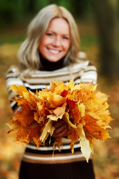 Kobieta portret w jesiennym liściu — Zdjęcie stockowe