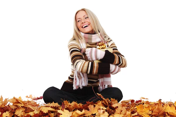 Mulher tomar presente de outono — Fotografia de Stock